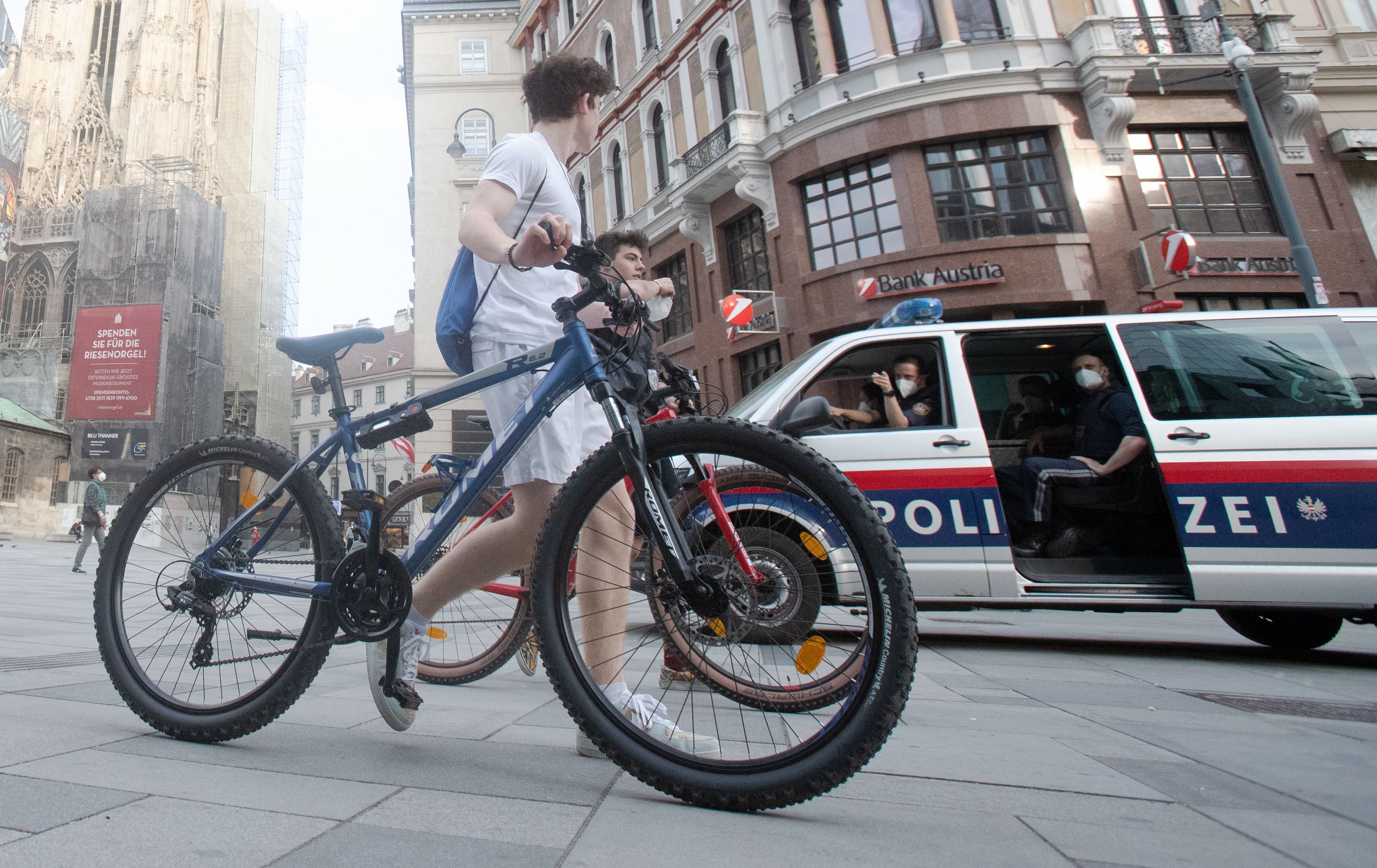 Polizei kontroliert die Einhaltung der Schutzmaskenpflicht am Stephansplatz vor dem Stephansdom