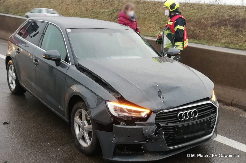Drei Fahrzeuge krachten ineinander.