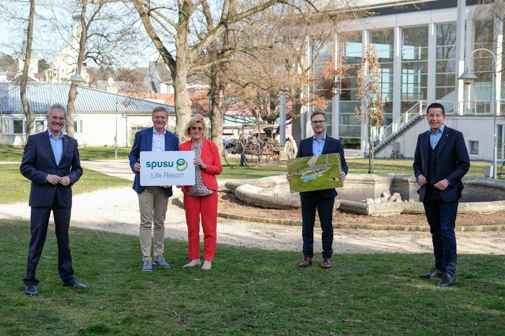 In Mistelbach entsteht ein spusu Life Resort. Bei der Präsentation Landtagspräsident Karl Wilfing, Gründerteam Franz und Andrea Pichler, Bürgermeister Erich Stubenvoll und Kurt Hackl.