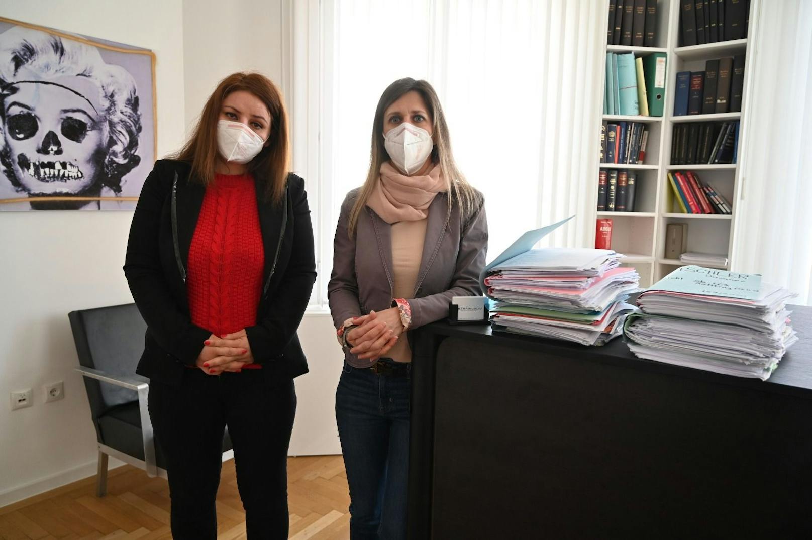 Mutter Susanne T. (links) und Rechtsanwältin Susanne Kurtev neben den Aktenbergen