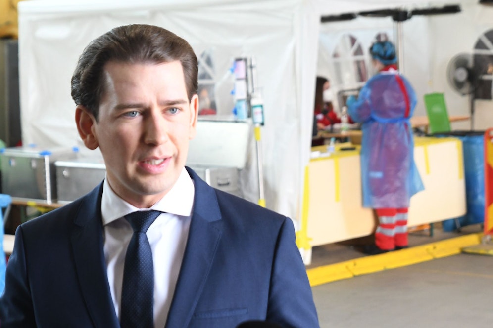 Bundeskanzler Sebastian Kurz bei seinem Besuch der Teststraße in Ansfelden.