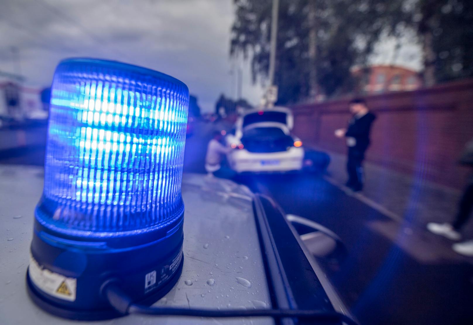 Ein Blaulicht der Polizei während einer Verkehrskontrolle in Frankfurt/Main, Hessen. Symbolbild