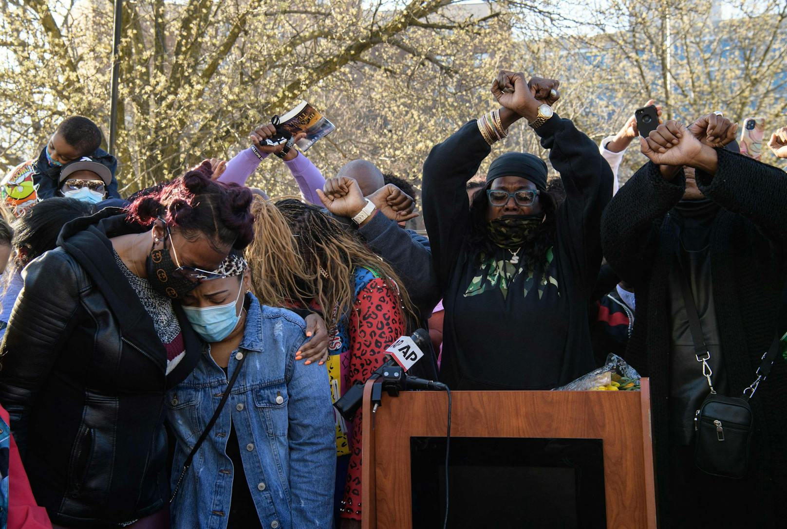 Rapper DMX ist tot: Dutzende Fans hatten in den vergangenen Tagen vor dem White Plains Hospital in New York für die Gesundung ihrer Ikone gebetet – leider vergebens.