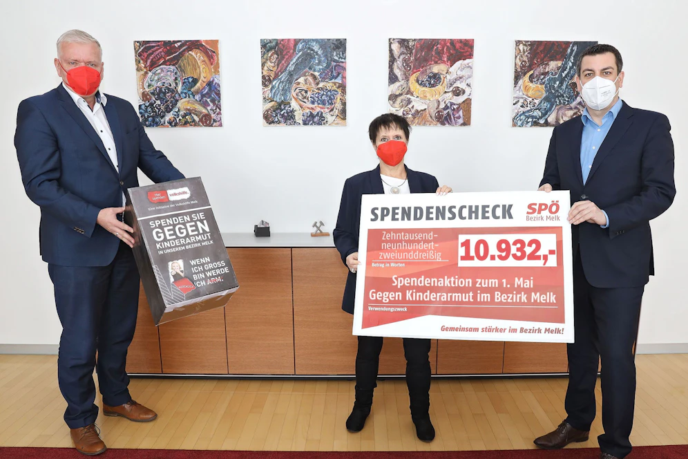 Spendenaktion in Melk: Landeshauptfrau-Stellvertreter Franz Schnabl,&nbsp;&nbsp;Volkshilfe-Bezirksvorsitzende Charlotte Zimmerl und&nbsp;EU-Abgeordneter und SPÖ-Bezirksvorsitzender Günther Sidl.