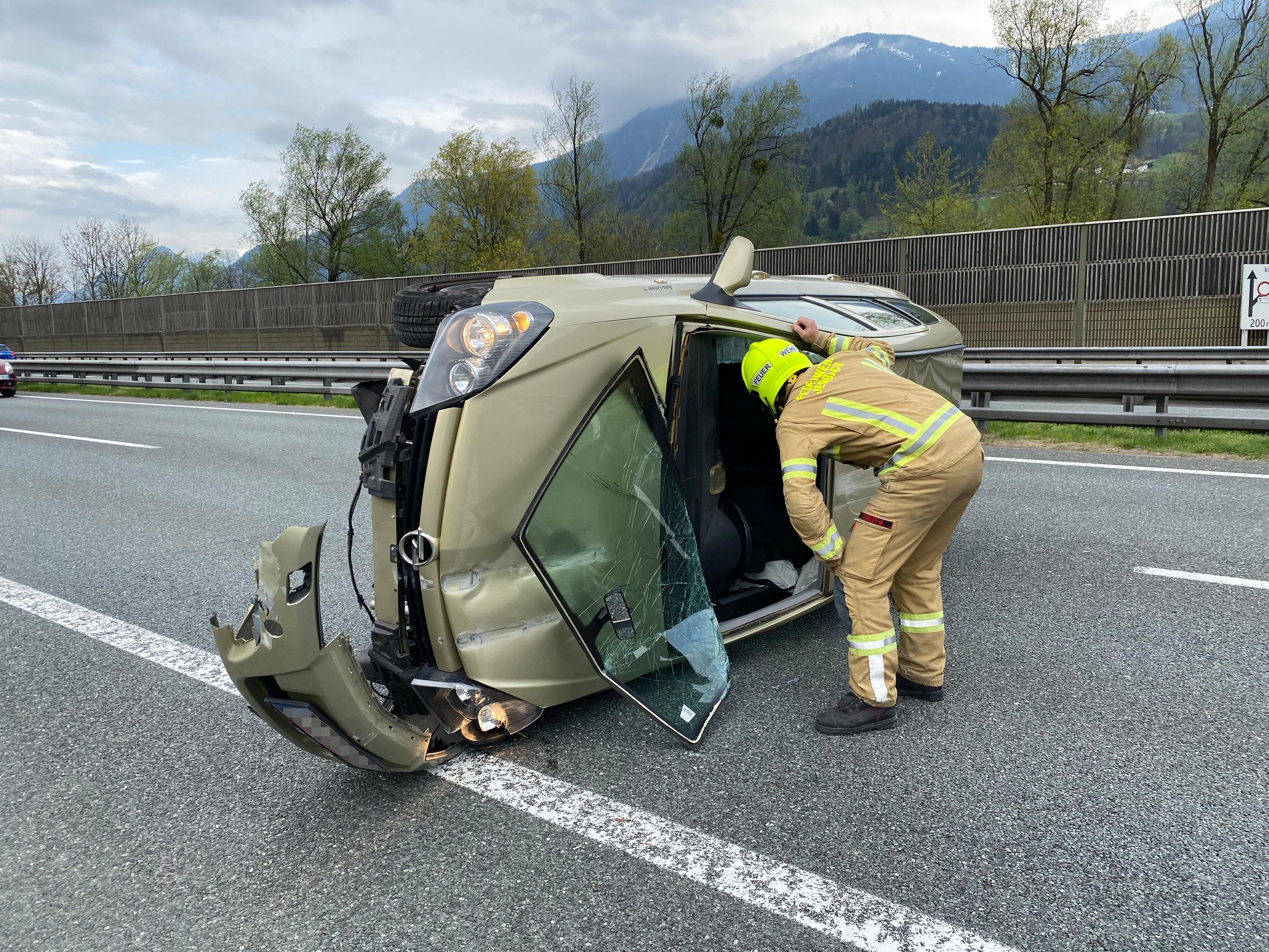 Stans—Verkehrsunfall auf der Inntalautobahn-Fotocredit: ZOOM.TIROL 