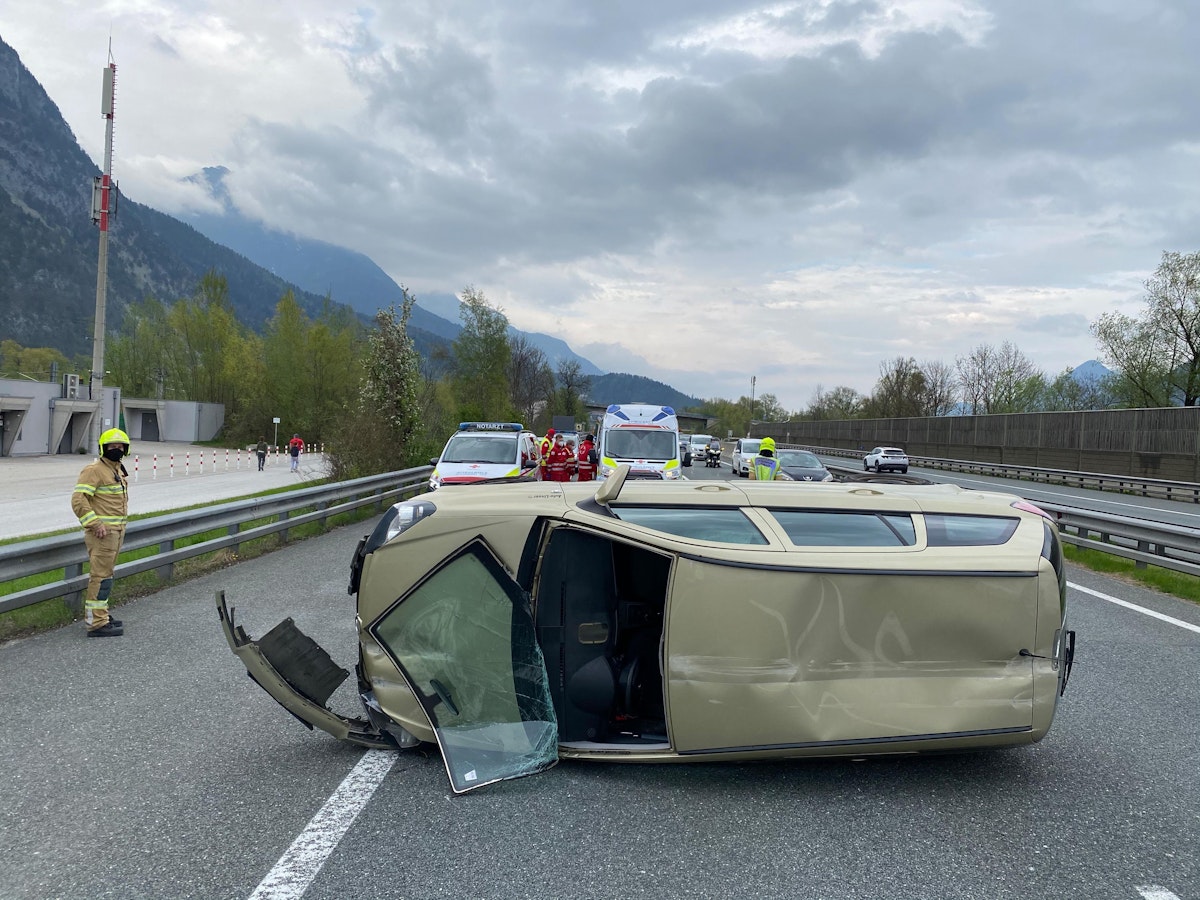 Stans—Verkehrsunfall auf der Inntalautobahn-Fotocredit: ZOOM.TIROL 
