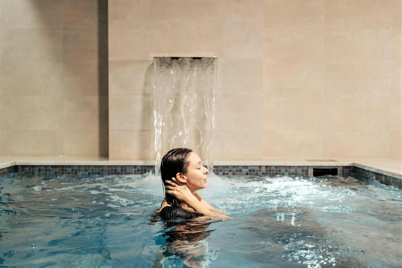 Ohne Maske im Swimmingpool: Wie sicher ist Wellness in Corona-Zeiten? Wir haben nachgehakt.