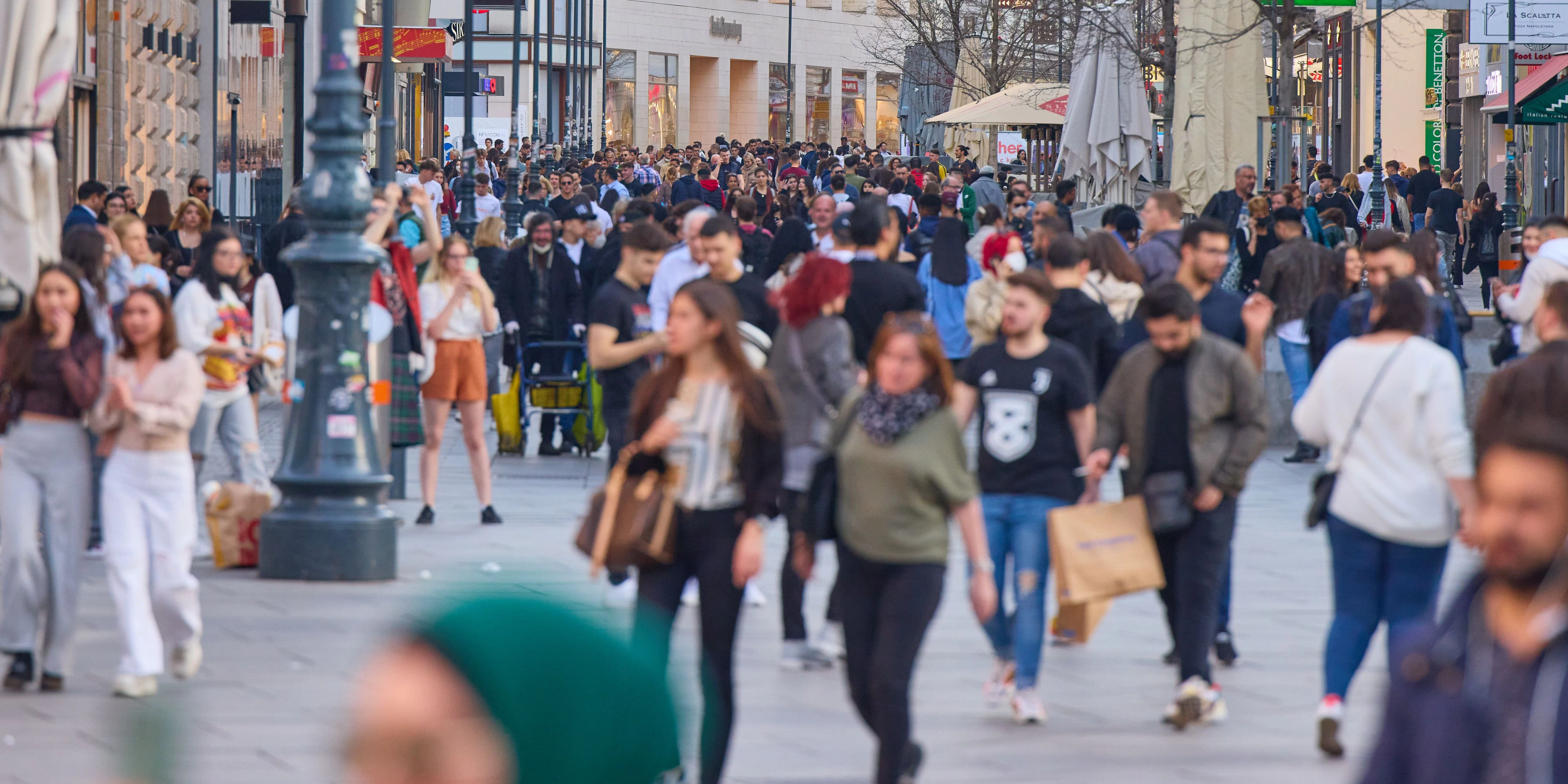 Menschen auf der Kärnterstraße.