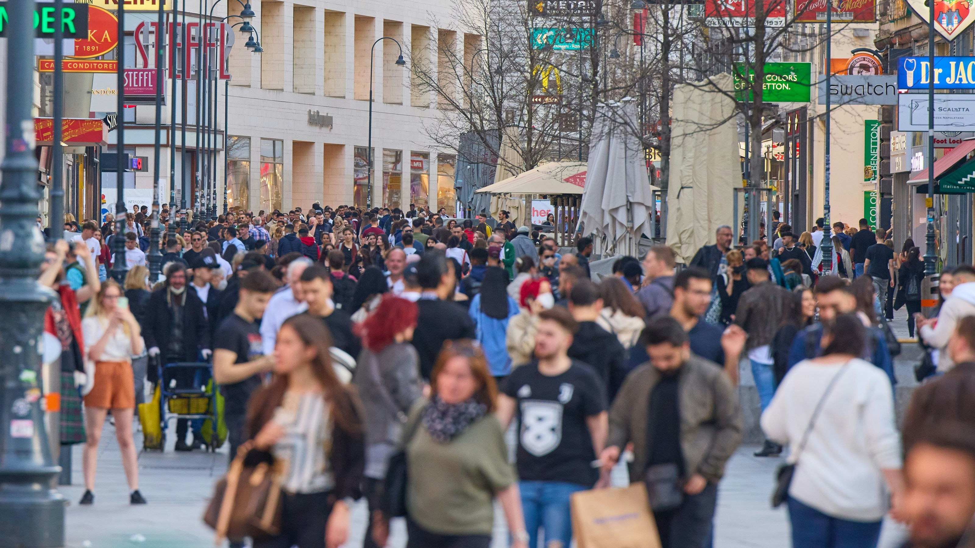 Menschen auf der Kärnterstraße.