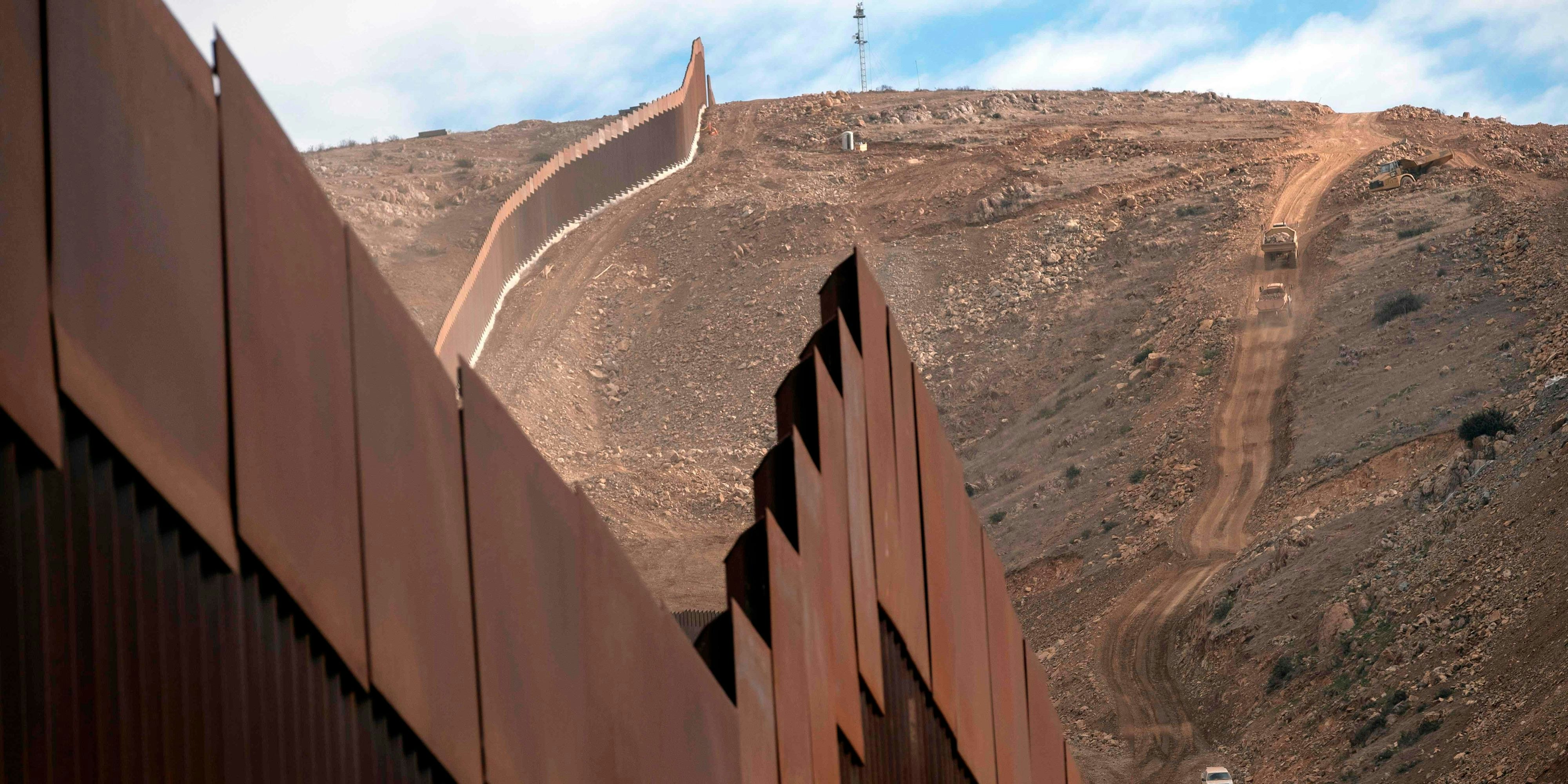 Die US-Regierung hat den Bau einer Mauer an der Grenze zu Mexiko gestoppt.