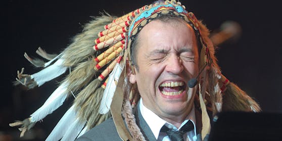 Für seine Auftritte mit dem Warbonnet erntete er heftige Kritik. Doch Rainald Grebe verteidigte die Verkleidung in verschiedenen Interviews.