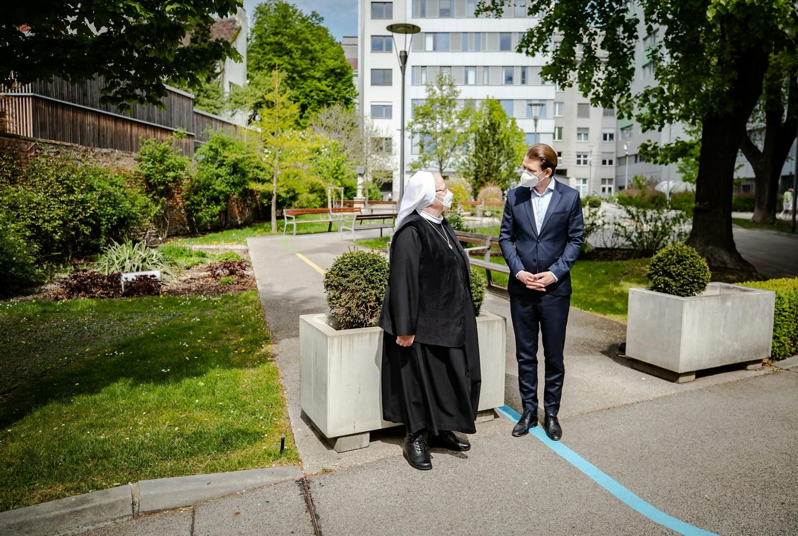 Bundeskanzler Sebastian Kurz und Vizekanzler Werner Kogler besuchten die "Barmherzigen Schwestern" in Wien