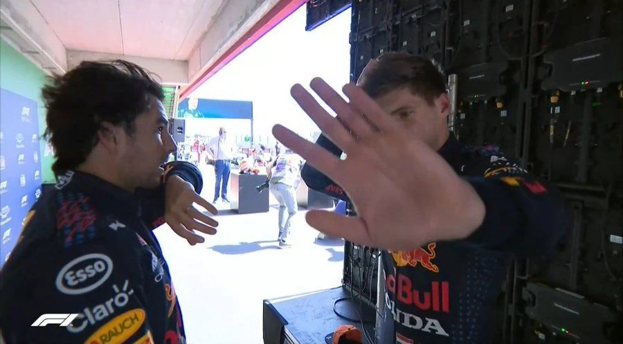 Max Verstappen schickt die Kamera weg. 