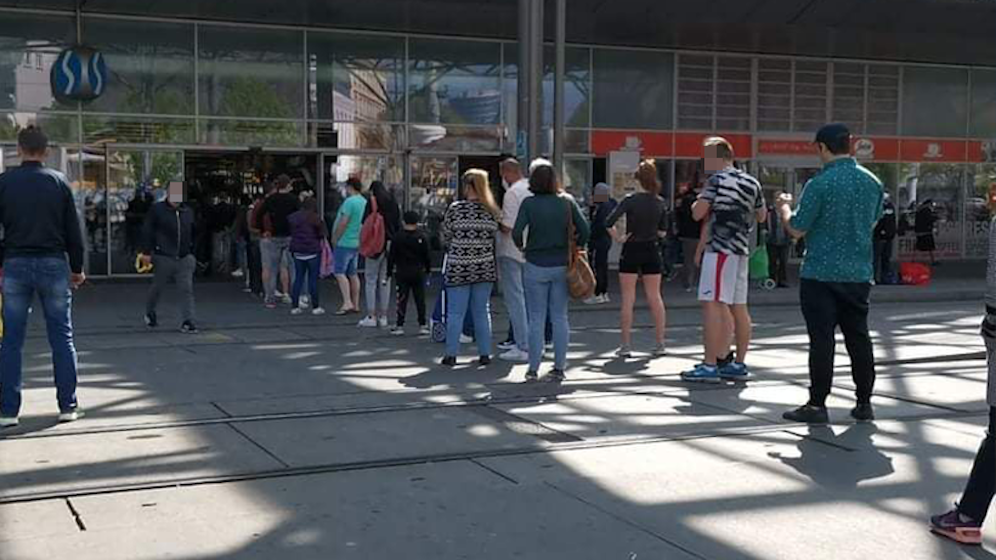Diese Wiener standen bis zum Vorplatz am Praterstern an.