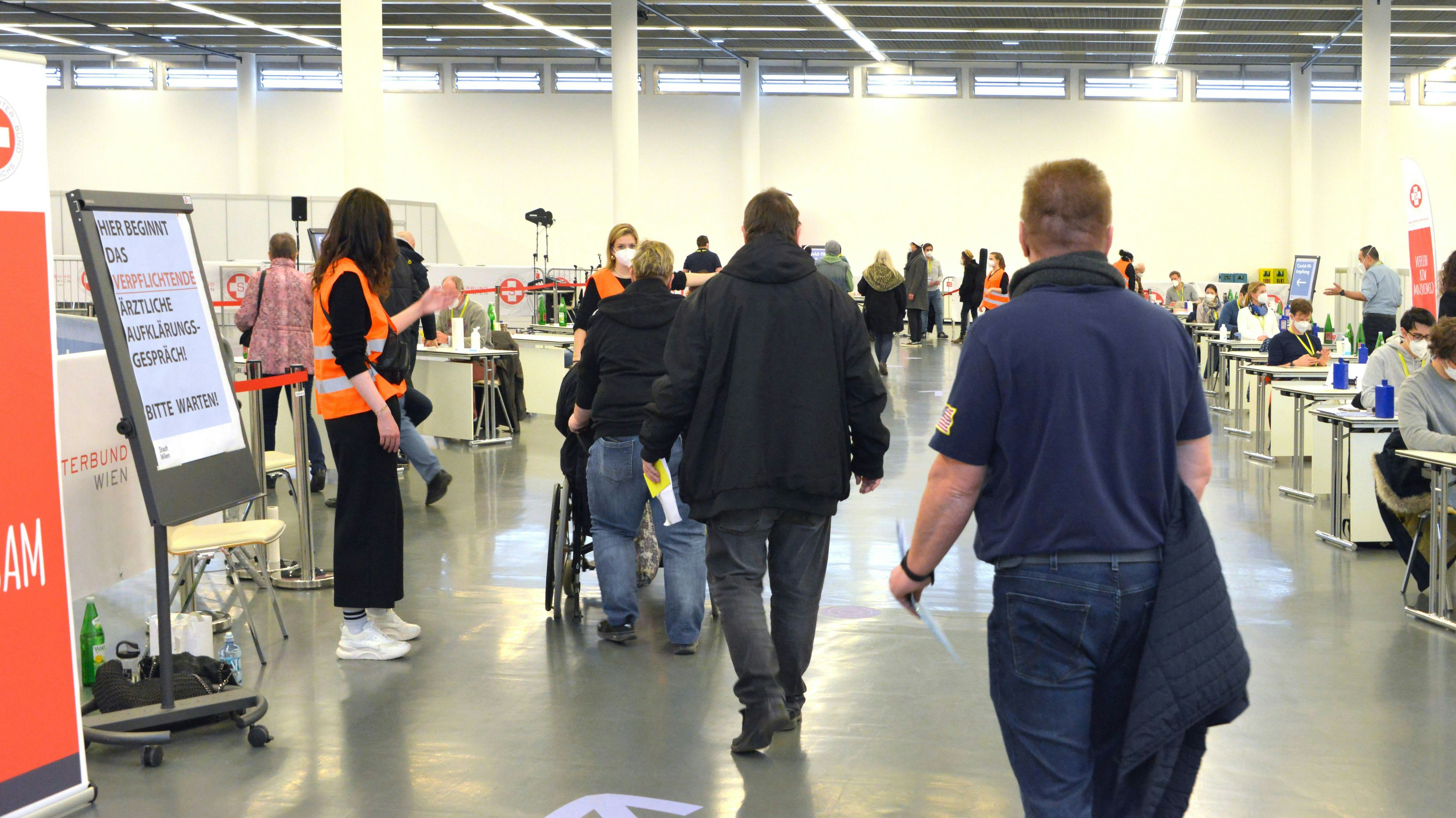 Corona-Impfung im Austria Center Vienna.