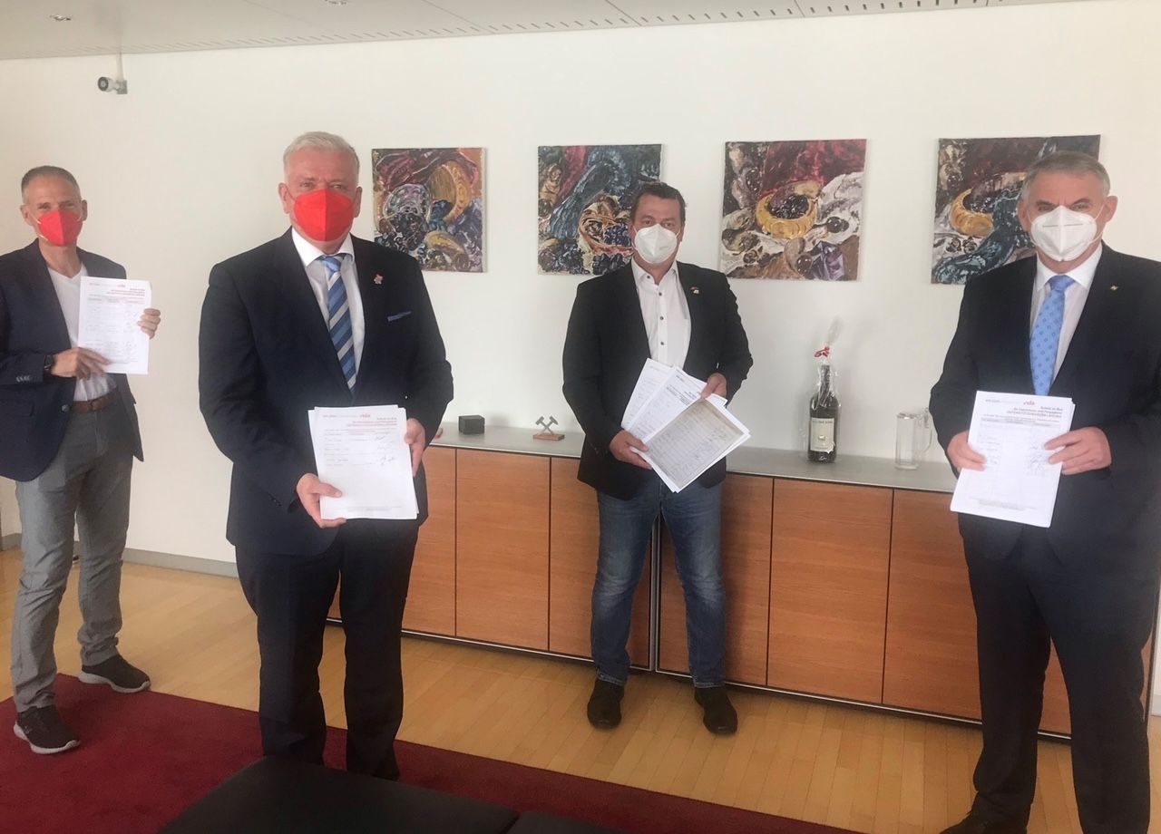 Franz Schnabl (2. v. li.) und SP-Team für mehr Schutz für Buslenker