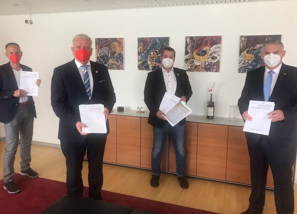 Franz Schnabl (2. v. li.) mit Gewerkschaft und SP-Klubchef R. Hundsmüller (r.)