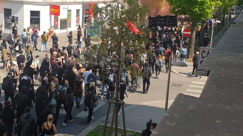 Der Demozug marschierte durch die Koppstraße im 16. Bezirk