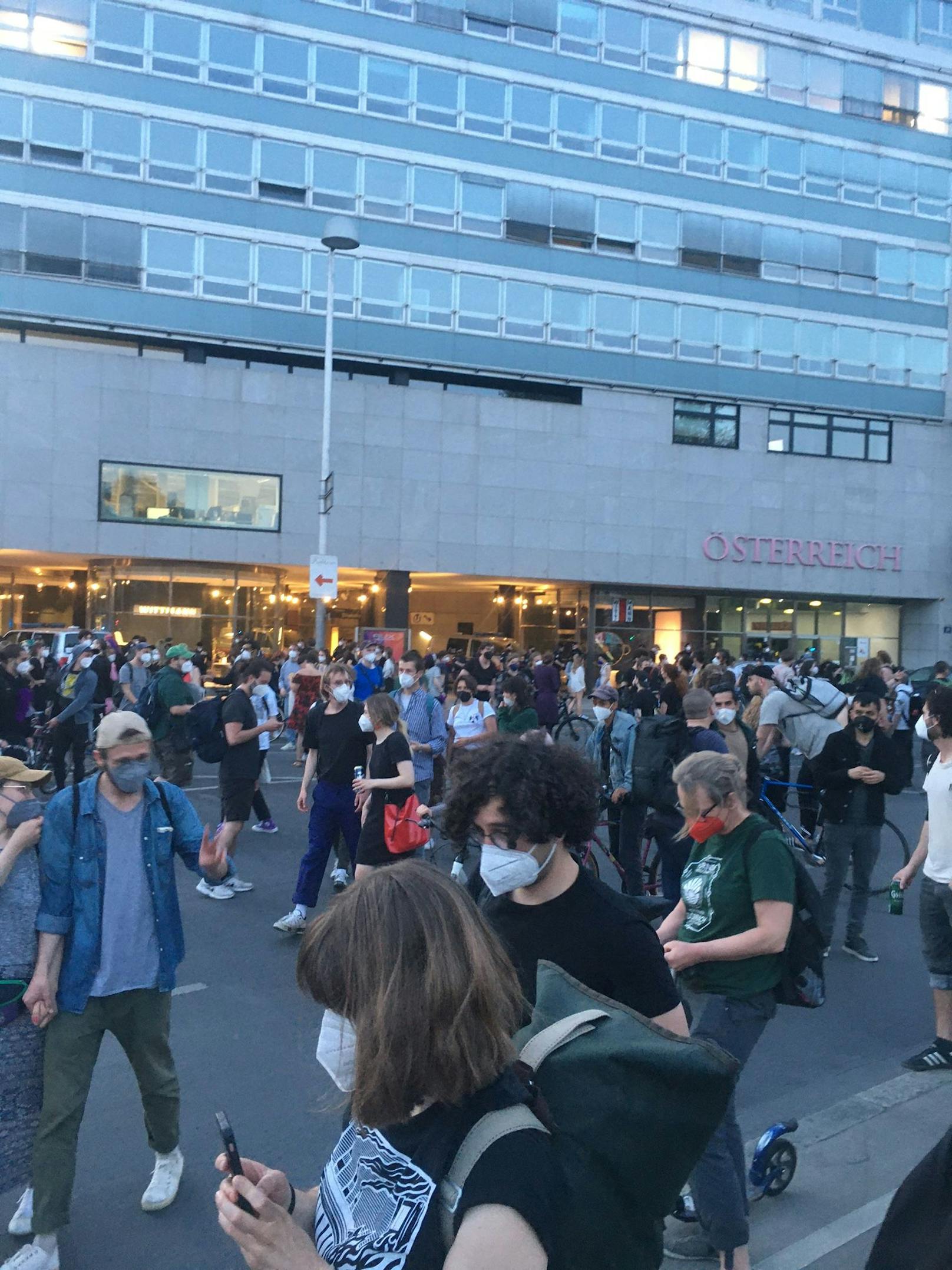 Hunderte Wiener demonstrierten am Montagabend gegen Medienmacher Wolfgang Fellner in Wien. 