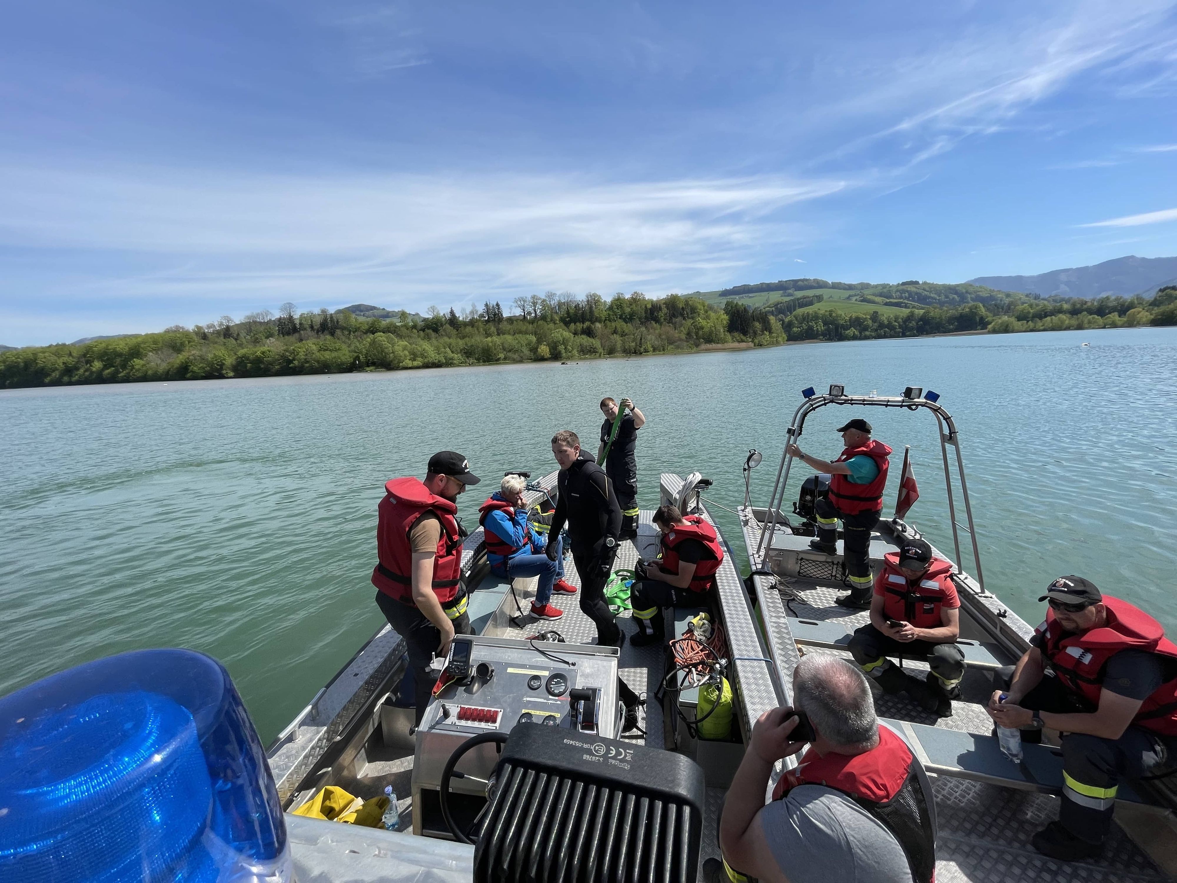 Zahlreiche Feuerwehrmänner waren an der Bergung des Bootes beteiligt.