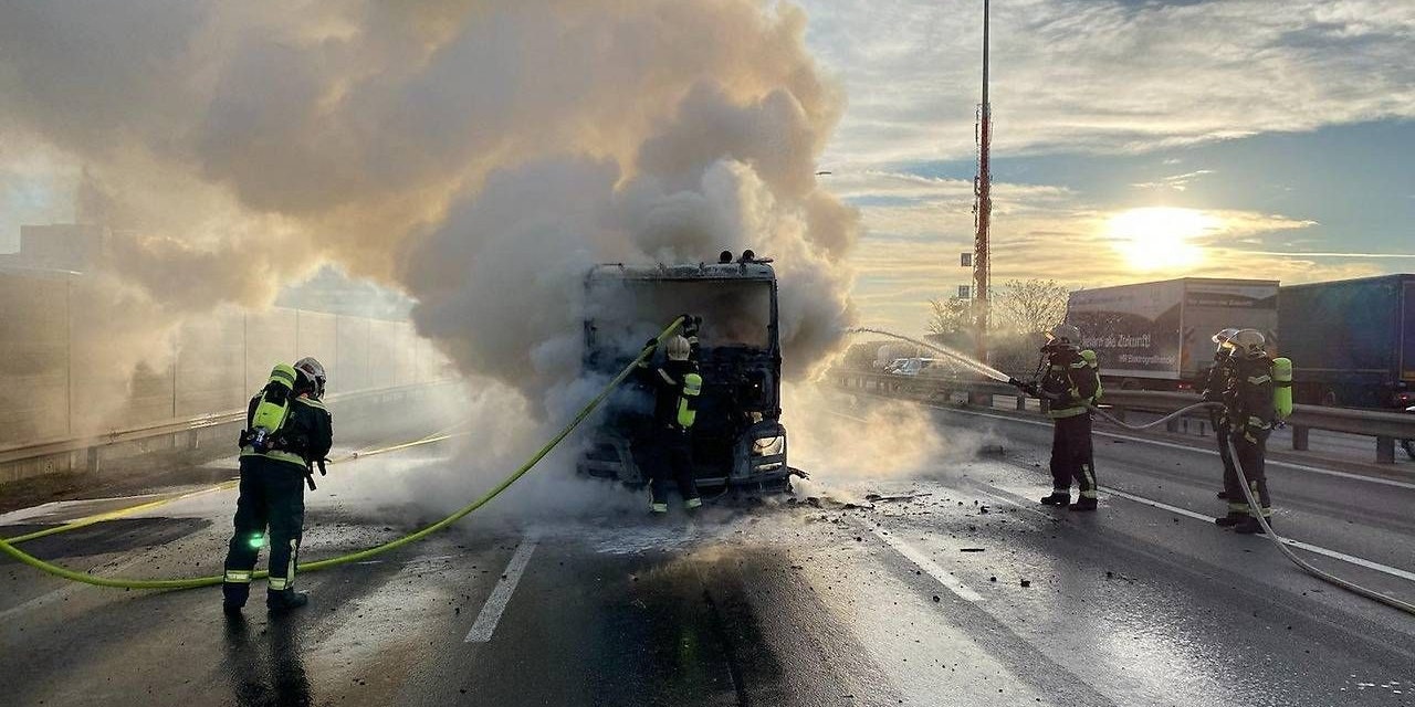Die Löscharbeiten auf der Tangente - eine Zugmaschine geriet in Vollbrand.