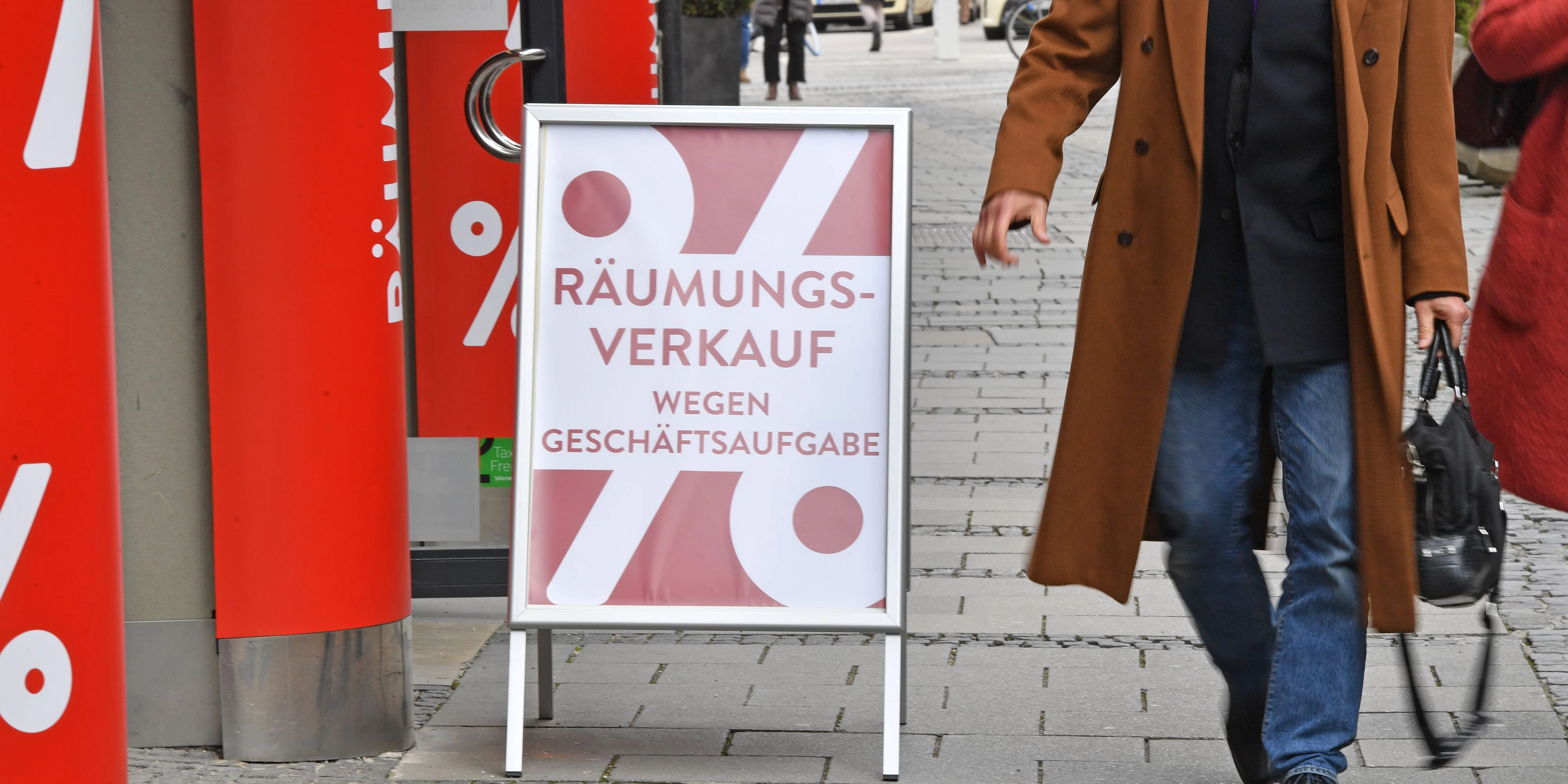Download von www.picturedesk.com am 10.05.2021 (15:40).  Subject picture CLEARANCE SALE DUE TO BUSINESS DEPARTURE. Passers-by walk past a display in the pedestrian zone in Munich that indicates the closure, business closure, | usage worldwide - 20210316_PD6910 - Rechteinfo: Rights Managed (RM)