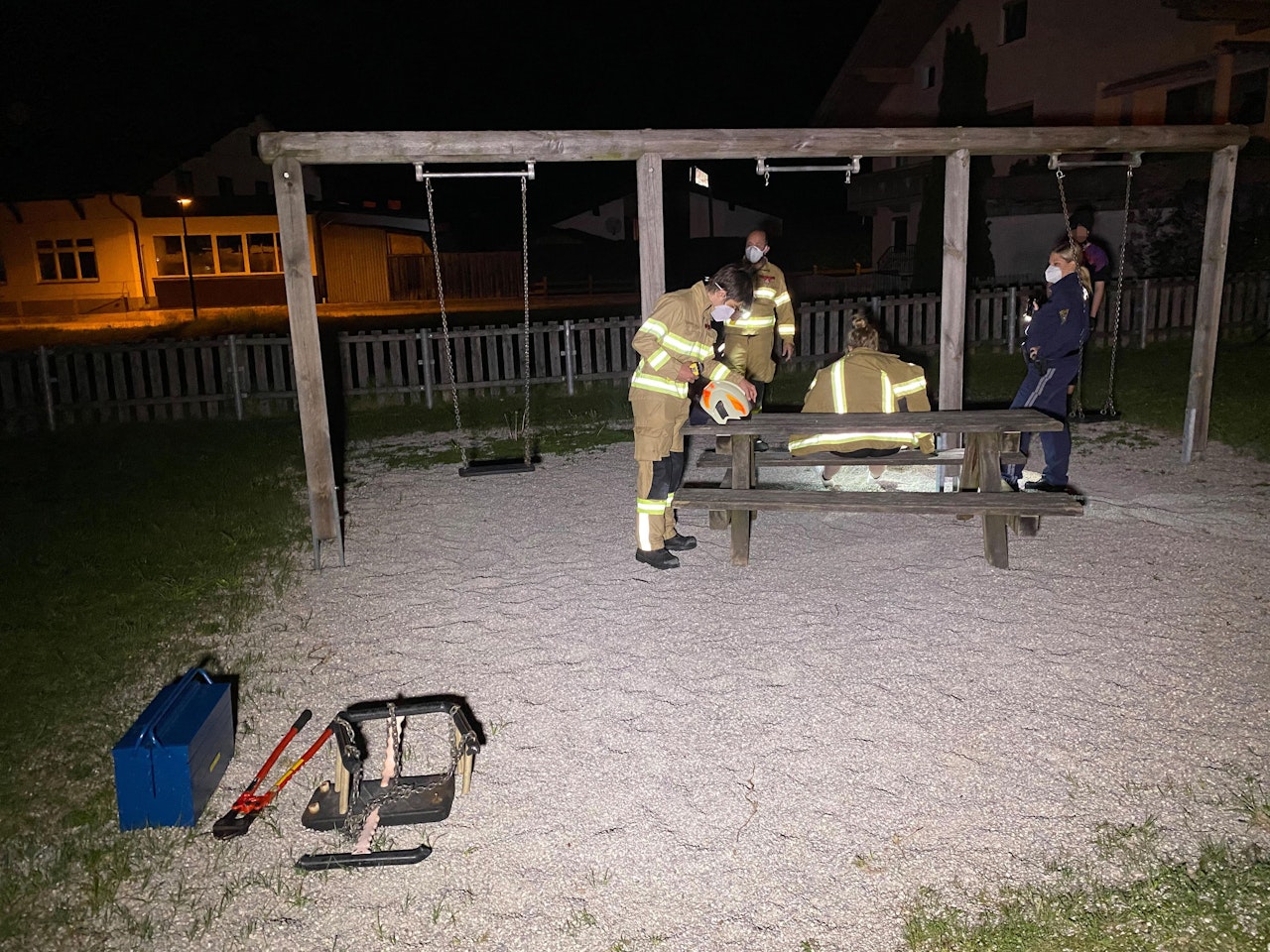 Heute.at - 17-Jährige bleibt in Kinder-Schaukel stecken