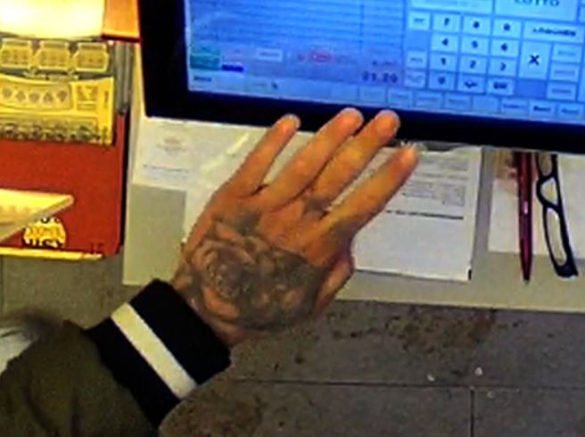 Dieser Mann wird wegen versuchten Mordes gesucht.