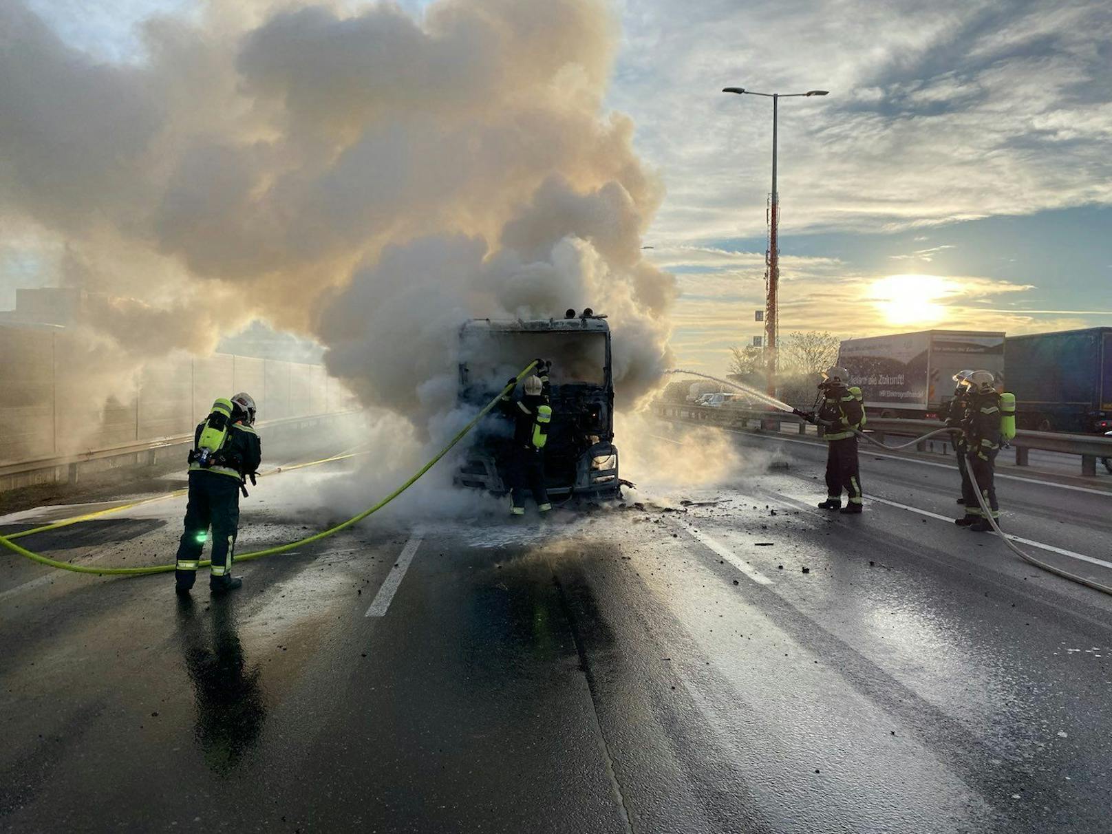 Am Montag (10. Mai 2021) brannte ein Lkw auf der Wiener Südosttangente.
