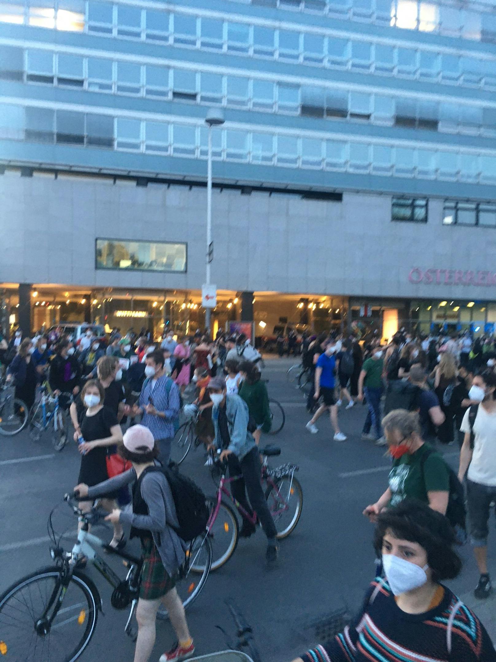 Hunderte Wiener demonstrierten am Montagabend gegen Medienmacher Wolfgang Fellner in Wien. 