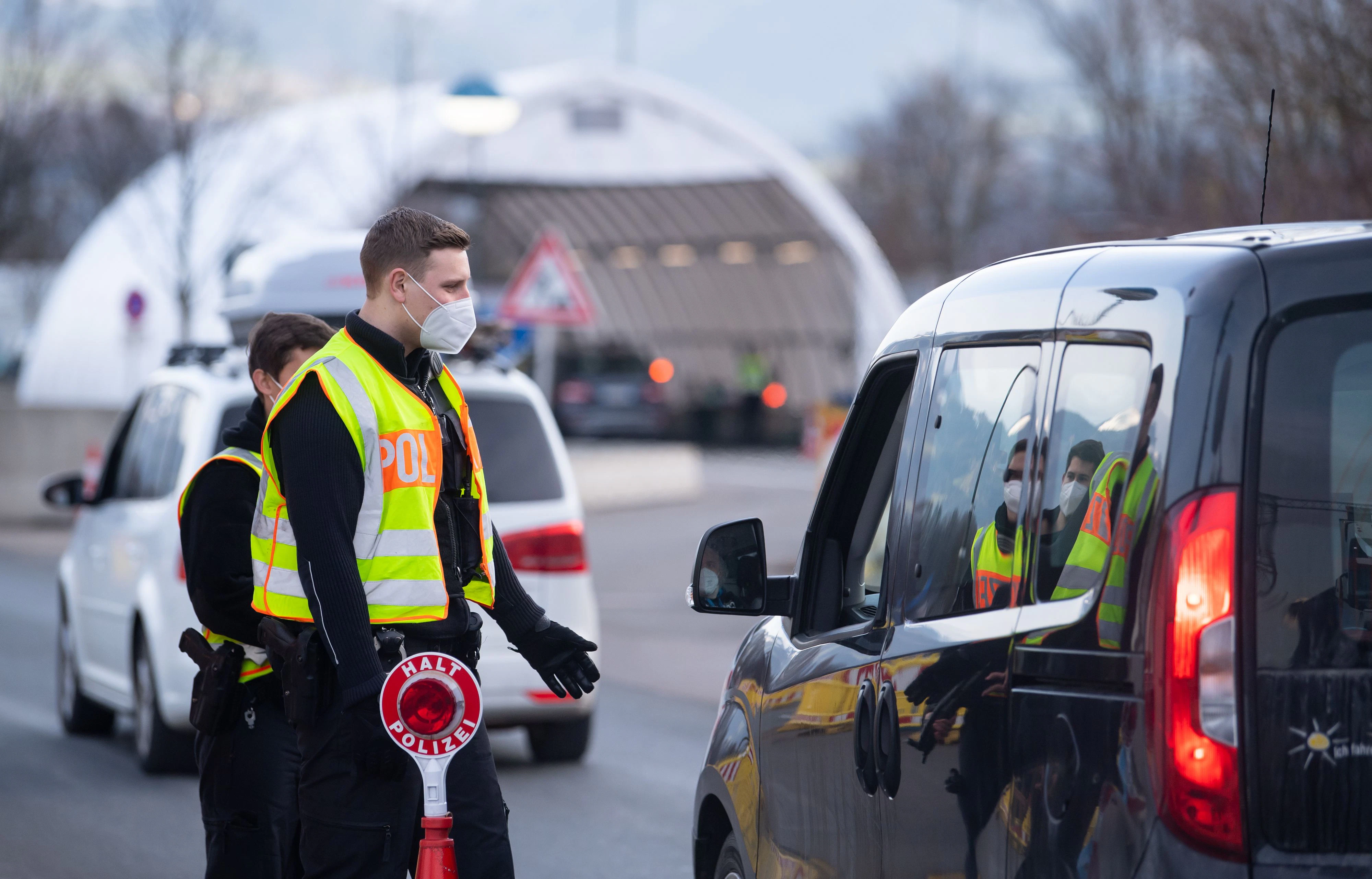 Download von www.picturedesk.com am 10.05.2021 (13:57).  28 March 2021, Bavaria, Kiefersfelden: Federal police officers check travellers entering Germany from Austria on the 93 motorway (A93) at the Kiefersfelden border crossing. According to the risk classification of the Robert Koch Institute, the Czech Republic and Tyrol are no longer considered virus variant areas as of 28.03.2021. Photo: Sven Hoppe/dpa - 20210328_PD0991 - Rechteinfo: Rights Managed (RM)