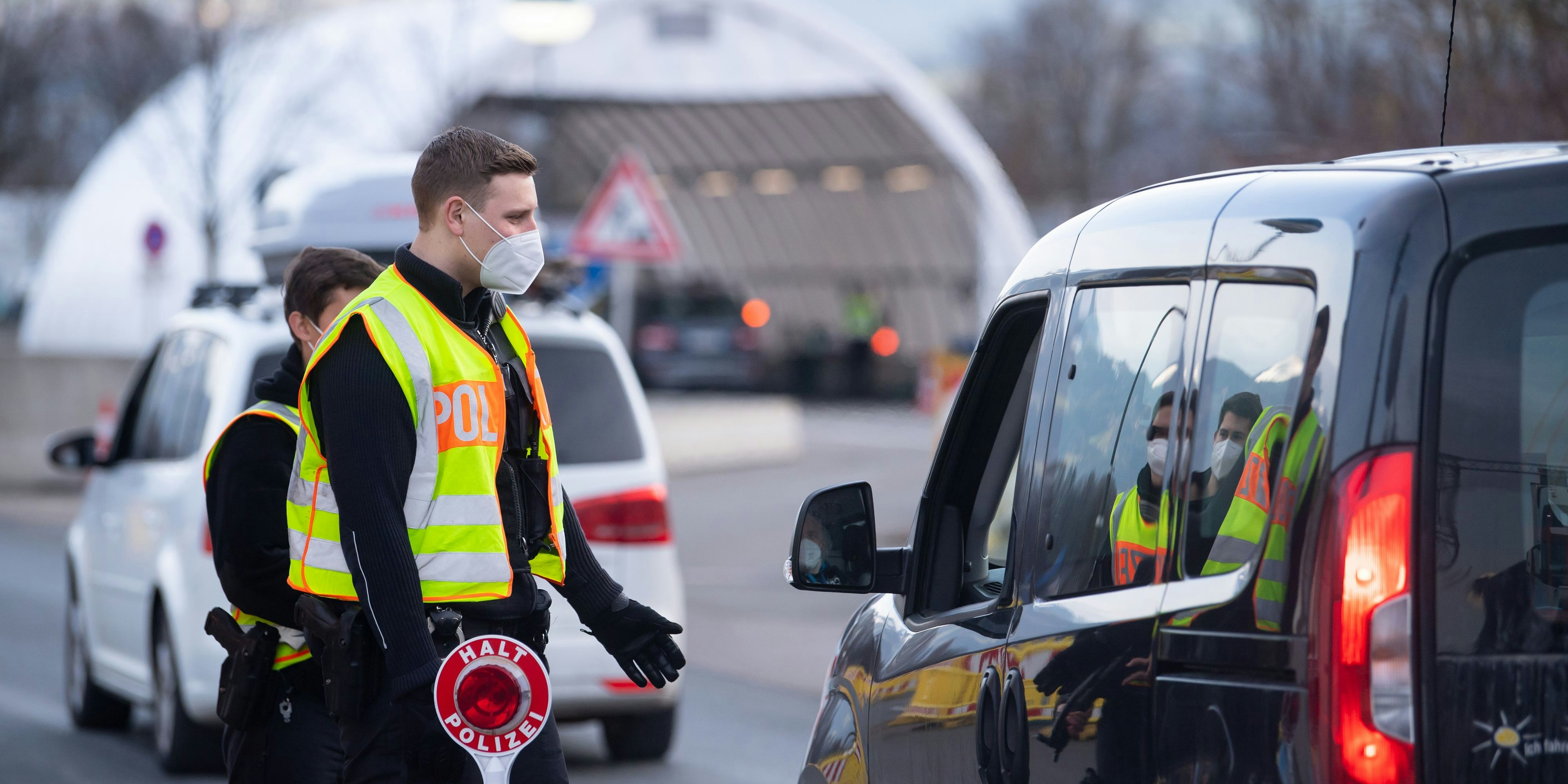 Download von www.picturedesk.com am 10.05.2021 (13:57).  28 March 2021, Bavaria, Kiefersfelden: Federal police officers check travellers entering Germany from Austria on the 93 motorway (A93) at the Kiefersfelden border crossing. According to the risk classification of the Robert Koch Institute, the Czech Republic and Tyrol are no longer considered virus variant areas as of 28.03.2021. Photo: Sven Hoppe/dpa - 20210328_PD0991 - Rechteinfo: Rights Managed (RM)