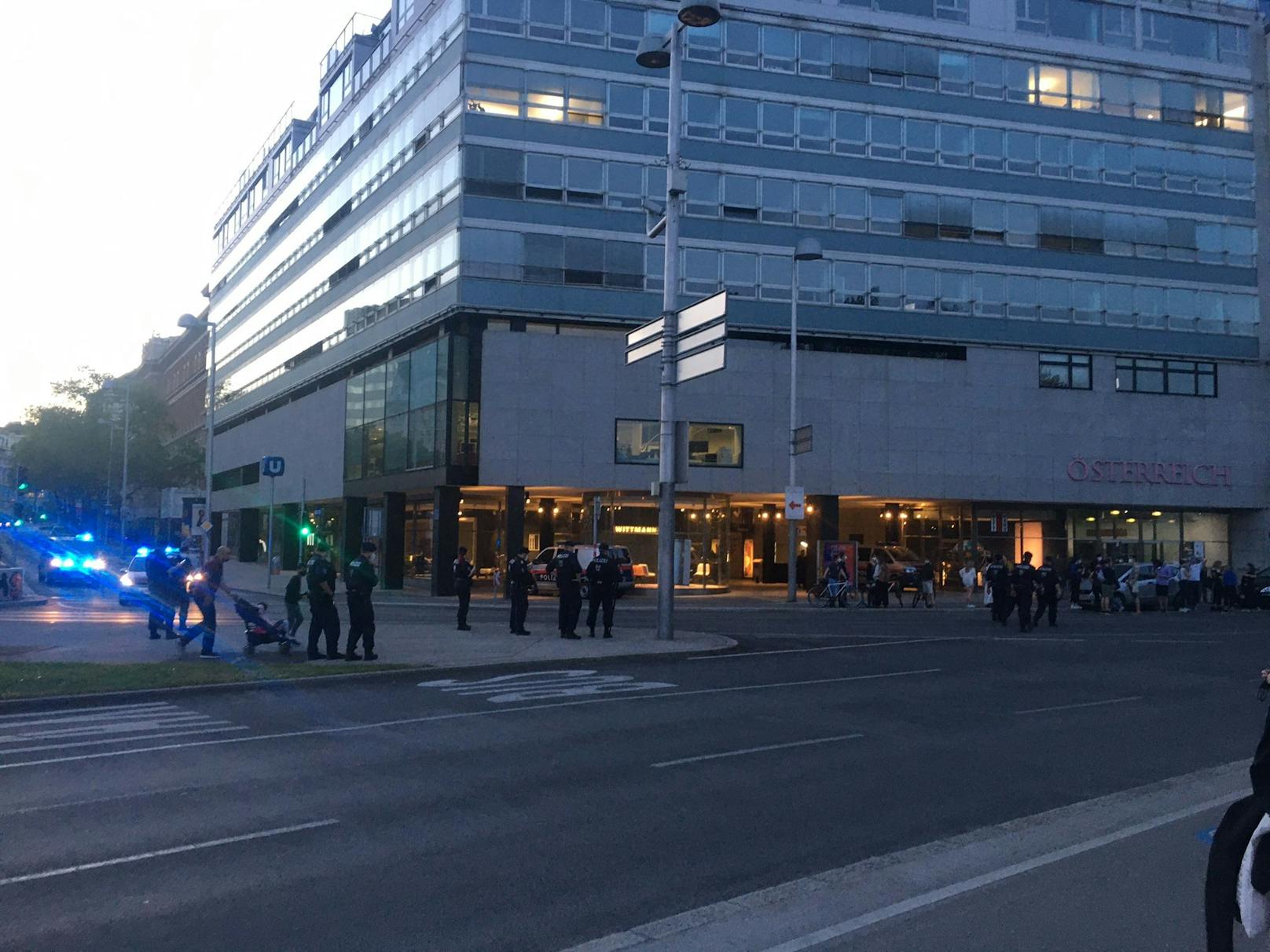 Hunderte Wiener demonstrierten am Montagabend gegen Medienmacher Wolfgang Fellner in Wien. 