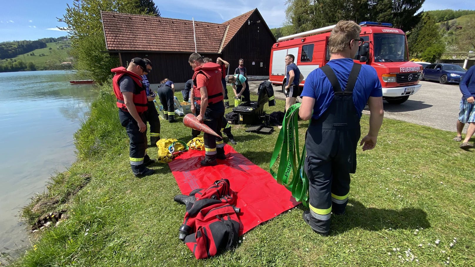 Einsatzkräfte bei der Vorbereitung zur Boots-Bergung.