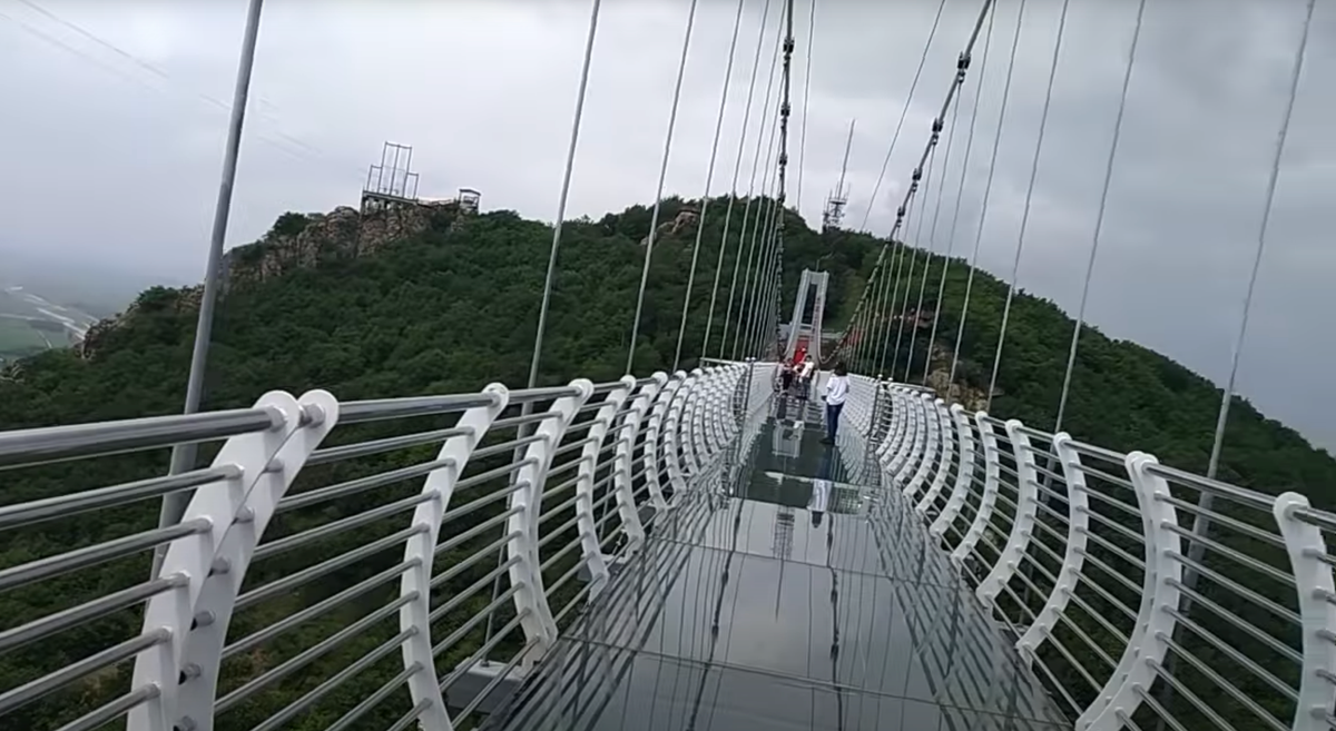 Der Glasboden dieser Brücke in China ist eingebrochen. Im Bild siehst du die Brücke, als der Glasboden noch ganz war.