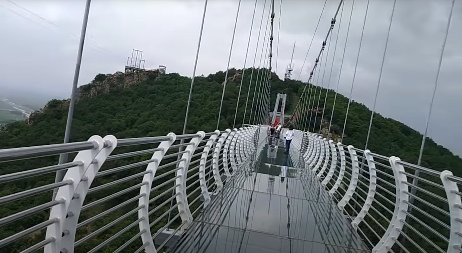 Der Glasboden dieser Brücke in China ist eingebrochen. Im Bild sieht man die Brücke, als der Glasboden noch ganz war.
