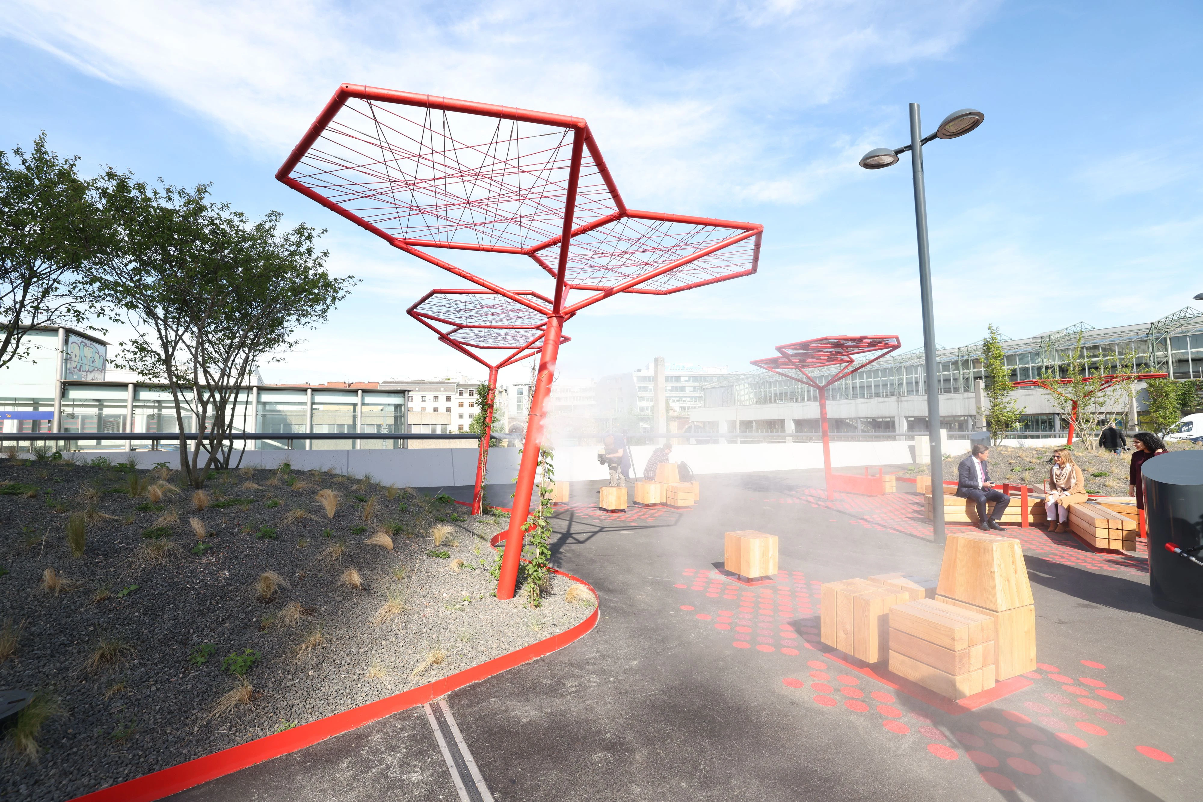 4.000 Sträucher, 20 Bäume, zahlreiche Sitzgelegenheiten, schattenspendende Photovoltaik-Module, Trinkbrunnen, 150 Meter Streetart und eine neue WienMobil Station für den Klimaschutz