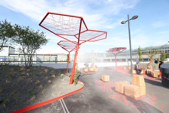 4.000 Sträucher, 20 Bäume, zahlreiche Sitzgelegenheiten, schattenspendende Photovoltaik-Module, Trinkbrunnen, 150 Meter Streetart und eine neue WienMobil Station für den Klimaschutz