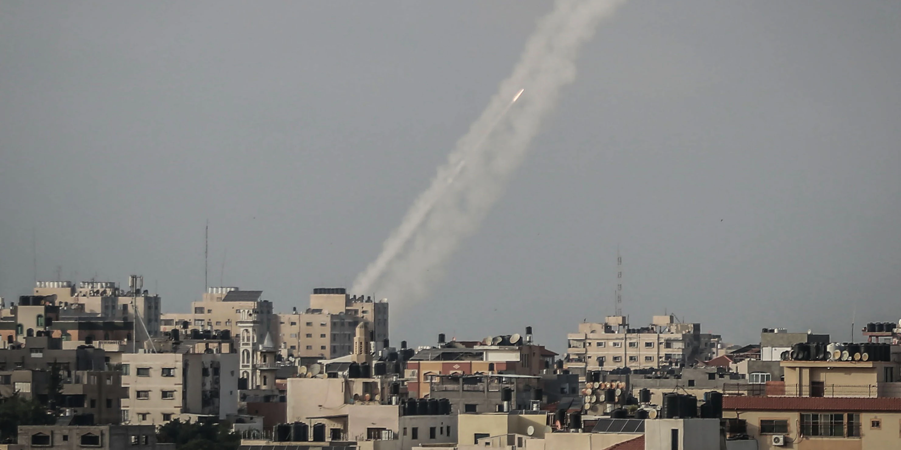 Download von www.picturedesk.com am 10.05.2021 (17:54).  10 May 2021, Palestinian Territories, Gaza City: Rockets are fired by the Palestinian Islamist movement Hamas from Gaza City towards Israel. A spokesperson for Hamas called on Israel to withdraw all police and settlers from the holy site by 6 pm (1500 GMT) on Monday and demanded the release of all Palestinians who have been arrested in the recent violent confrontations in Jerusalem. Photo: Mohammed Talatene/dpa - 20210510_PD3804 - Rechteinfo: Rights Managed (RM)