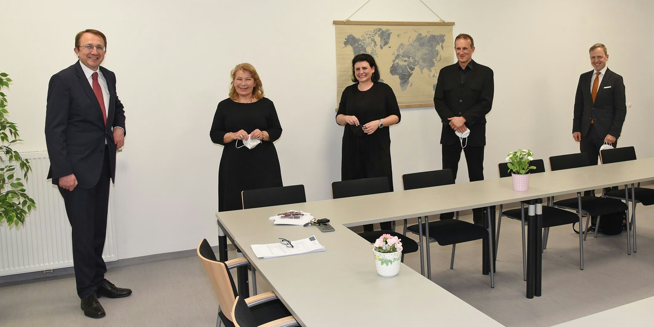 Matthias Stadler, Michaela Frank, Nina Räth (Magistrat St. Pölten), Herwig Eichenseder und Martin Koutny (Magistrat St. Pölten) besprechen die künftige Zusammenarbeit. Foto: Josef Vorlaufer