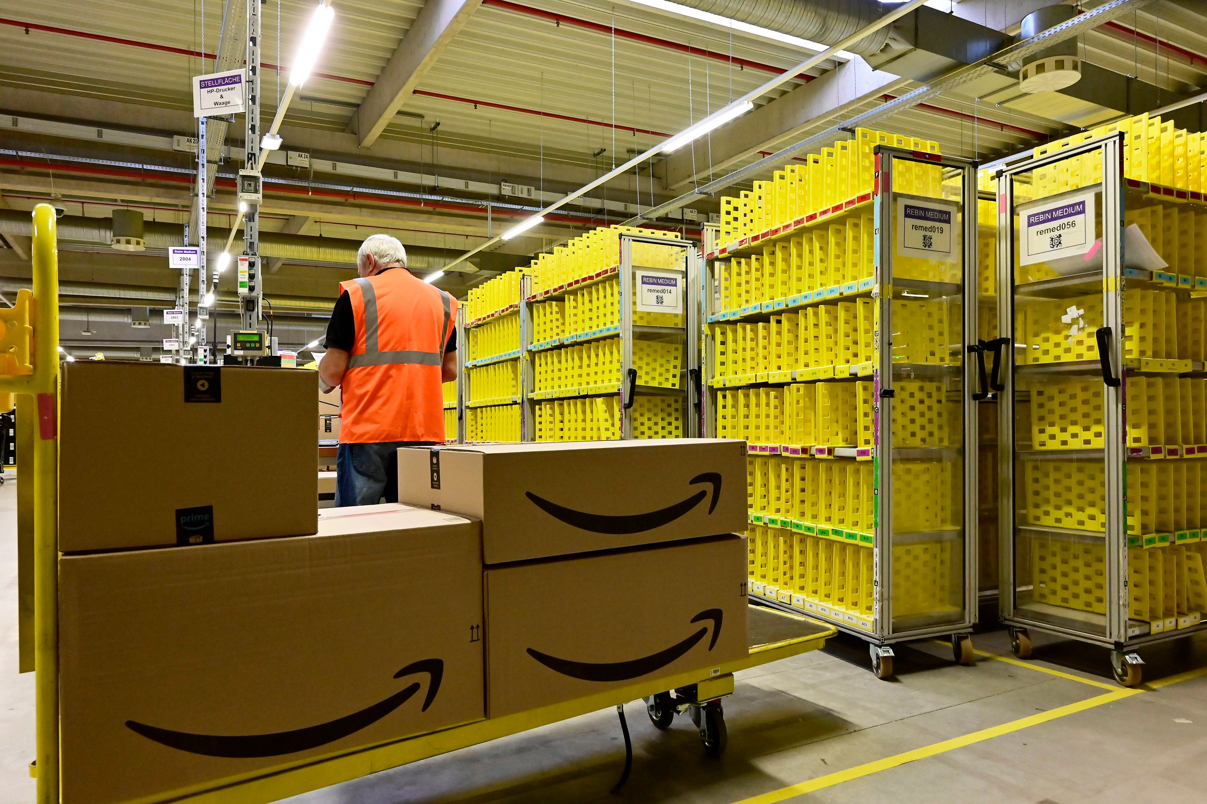 Download von www.picturedesk.com am 10.05.2021 (18:45).  29.01.20, Rheinberg, Nordrhein-Westfalen, Deutschland. Amazon Logistikzentrum in Rheinberg. Der Logistikstandort besteht seit 2011. Ueber 1.800 Mitarbeiter sind an diesem Standort beschaeftigt. Bestellte Artikel werden fuer die Weiterverarbeitung im Logistikzentrum vorbereitet. 0RL200129D036CARO.JPG [MODEL RELEASE: NO, PROPERTY RELEASE: NO (c) caro images / Ralph Lueger - 20200129_PD19520 - Rechteinfo: Rights Managed (RM)