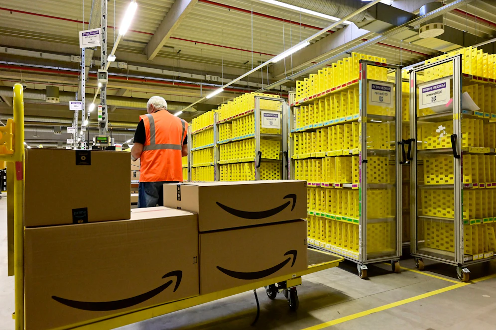 Bei Amazon ist die Zahl gefälschter Angebote im Jahr 2020 im Vergleich zu 2019 um rund zwei Drittel gestiegen. (Symbolbild:&nbsp;Logistikzentrum)