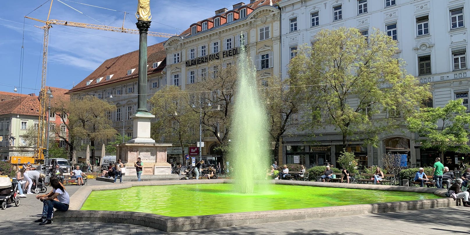 Der Brunnen am Grazer Eisernen Tor erstrahlt seit dem Wochenende in grün