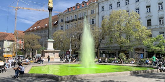 Der Brunnen am Grazer Eisernen Tor erstrahlt seit dem Wochenende in grün