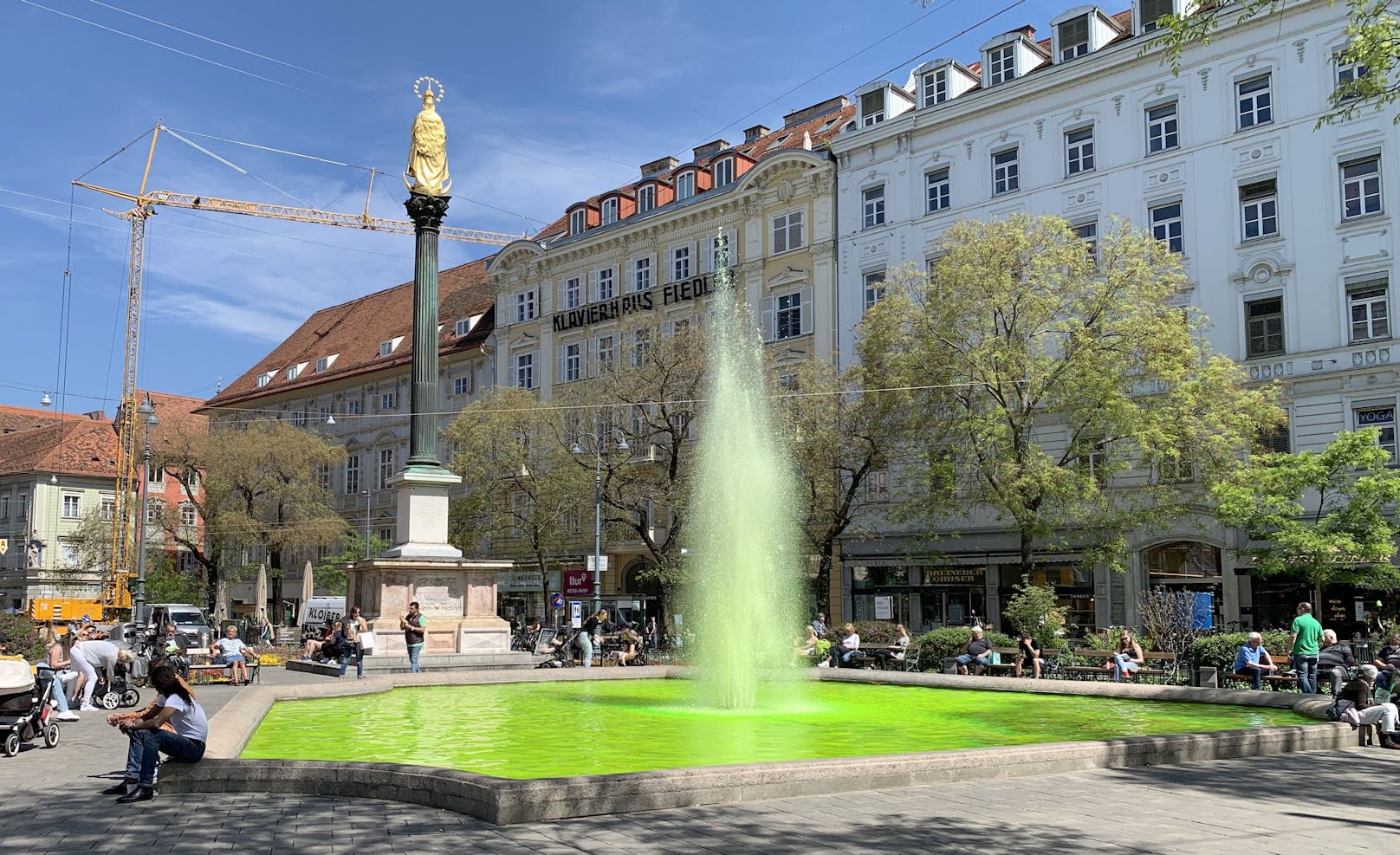 Wer hat in Graz die Brunnen über Nacht grün eingefärbt?