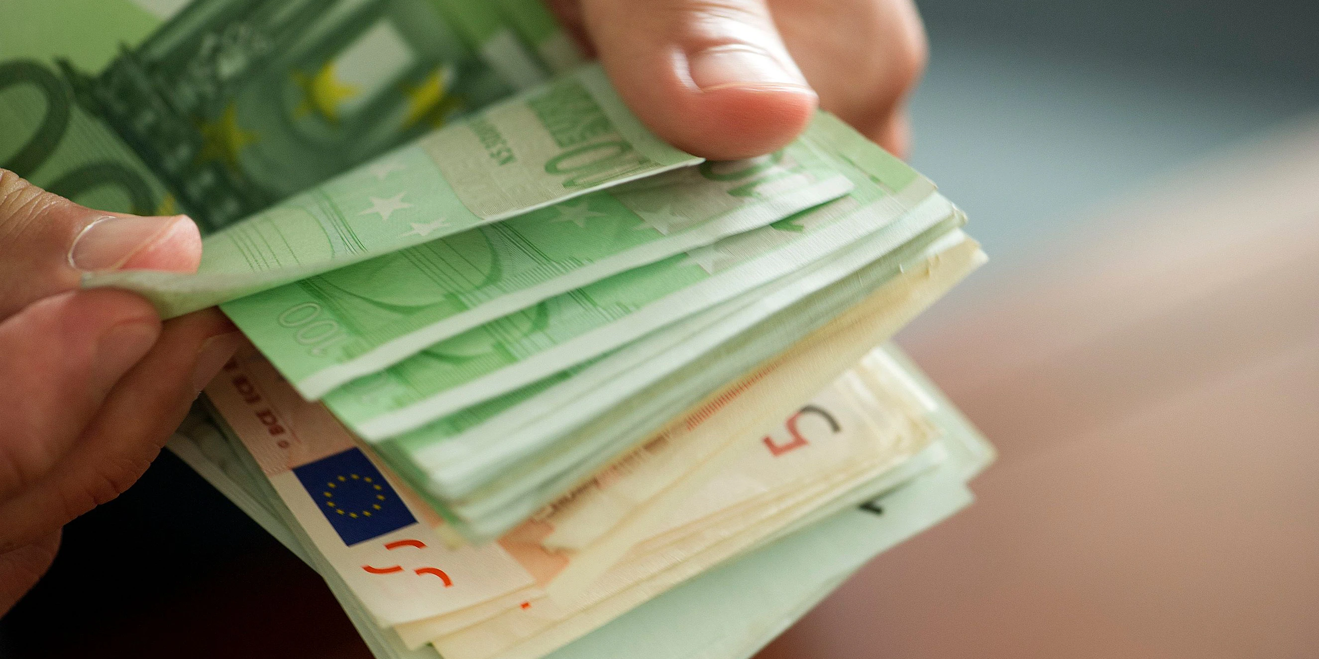 Download von www.picturedesk.com am 10.05.2021 (14:28).  Hands countong stack of money, cropped - 20140731_PD10282 - Rechteinfo: Rights Managed (RM) Model Released