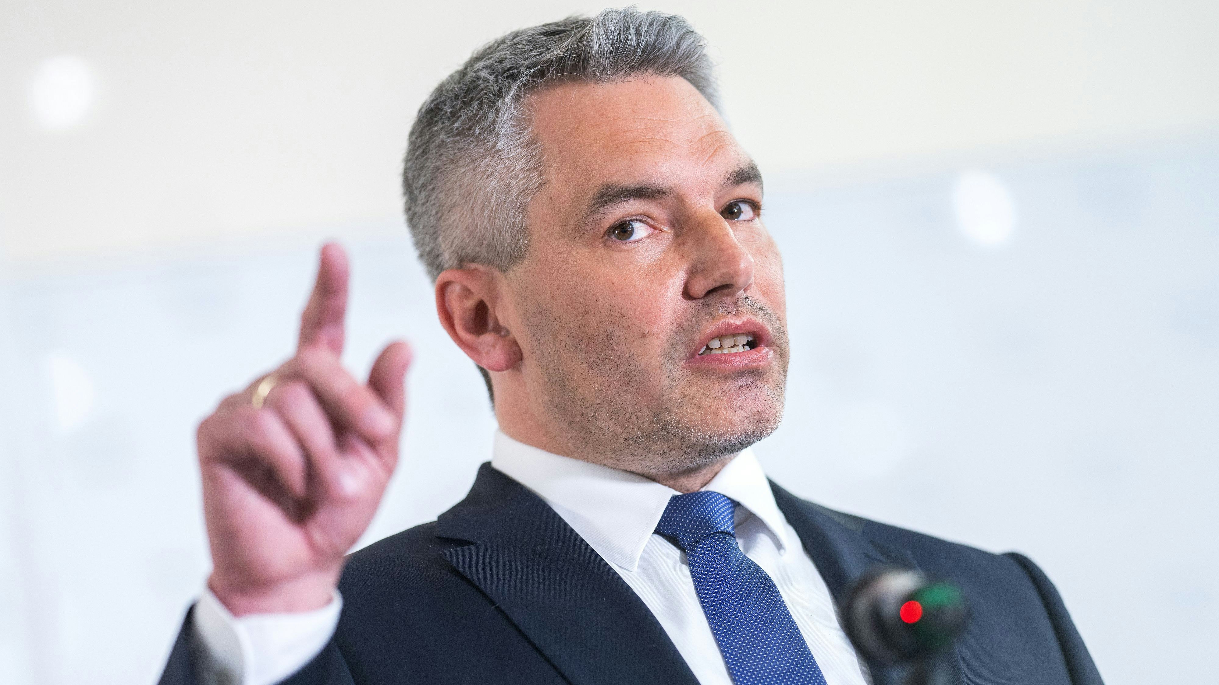 Innenminister Karl Nehammer (ÖVP) am Montag, 03. Mai 2021, im Rahmen eines Medientermins im Bundesministerium für Inneres (BMI) anl. des Sicherheitsgipfels zu Maßnahmenpaket zum Schutz von Frauen und Mädchen vor Gewalt. - FOTO: APA/GEORG HOCHMUTH - 20210503_PD4138 - Rechteinfo: Rights Managed (RM)