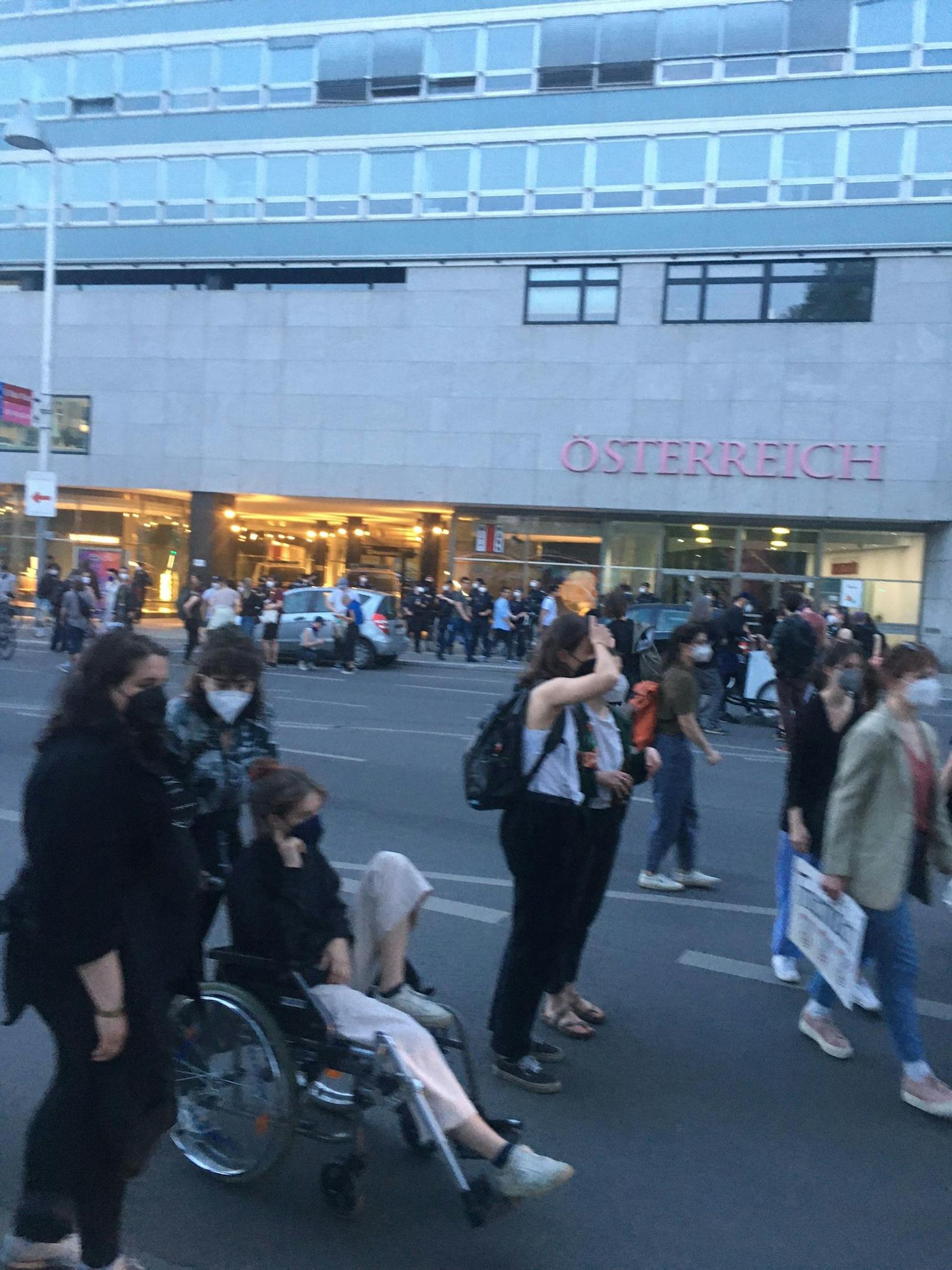 Hunderte Wiener demonstrierten am Montagabend gegen Medienmacher Wolfgang Fellner in Wien. 