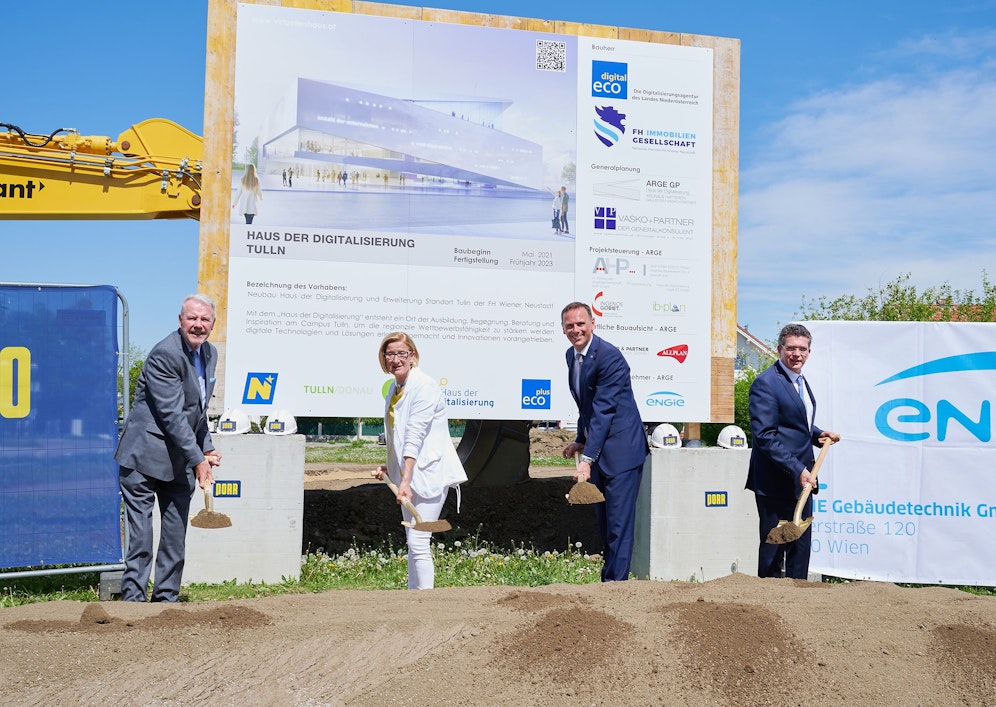 Aufsichtsratsvorsitzender der FH Wiener Neustadt Klaus Schneeberger, Landeshauptfrau Johanna Mikl-Leitner, Digitalisierungslandesrat Jochen Danninger und Tullns Bürgermeister Peter Eisenschenk.