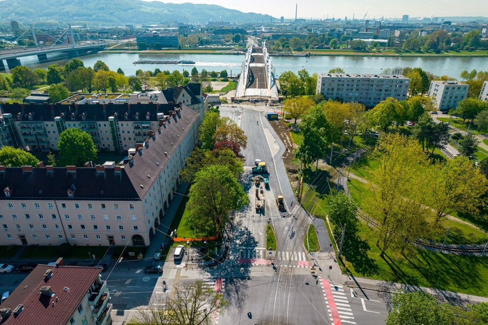 In Urfahr wird schon an den Zufahrtsstraßen zur Eisenbahnbrücke gebaut.
